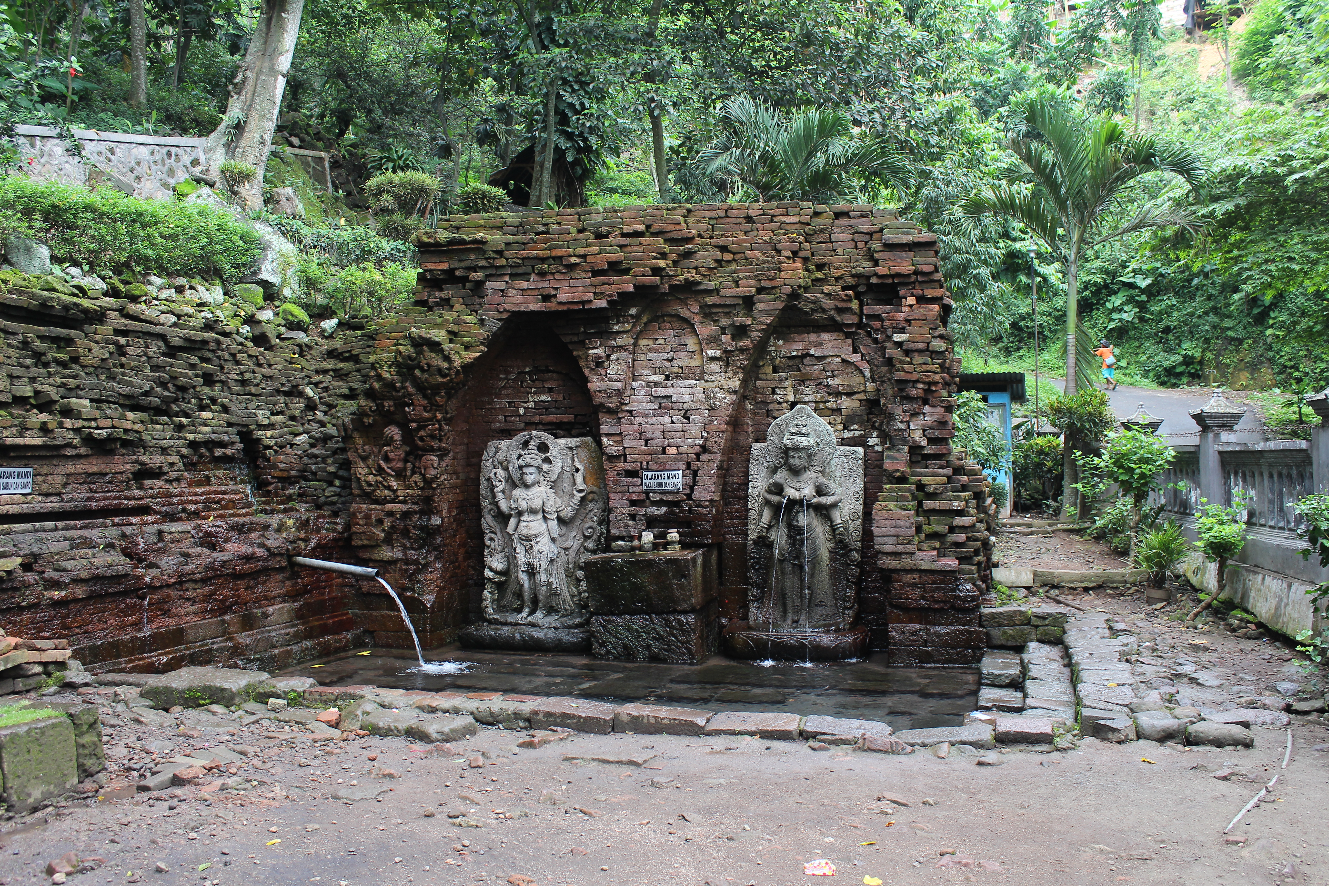 Bathing place with water streaming from female statues