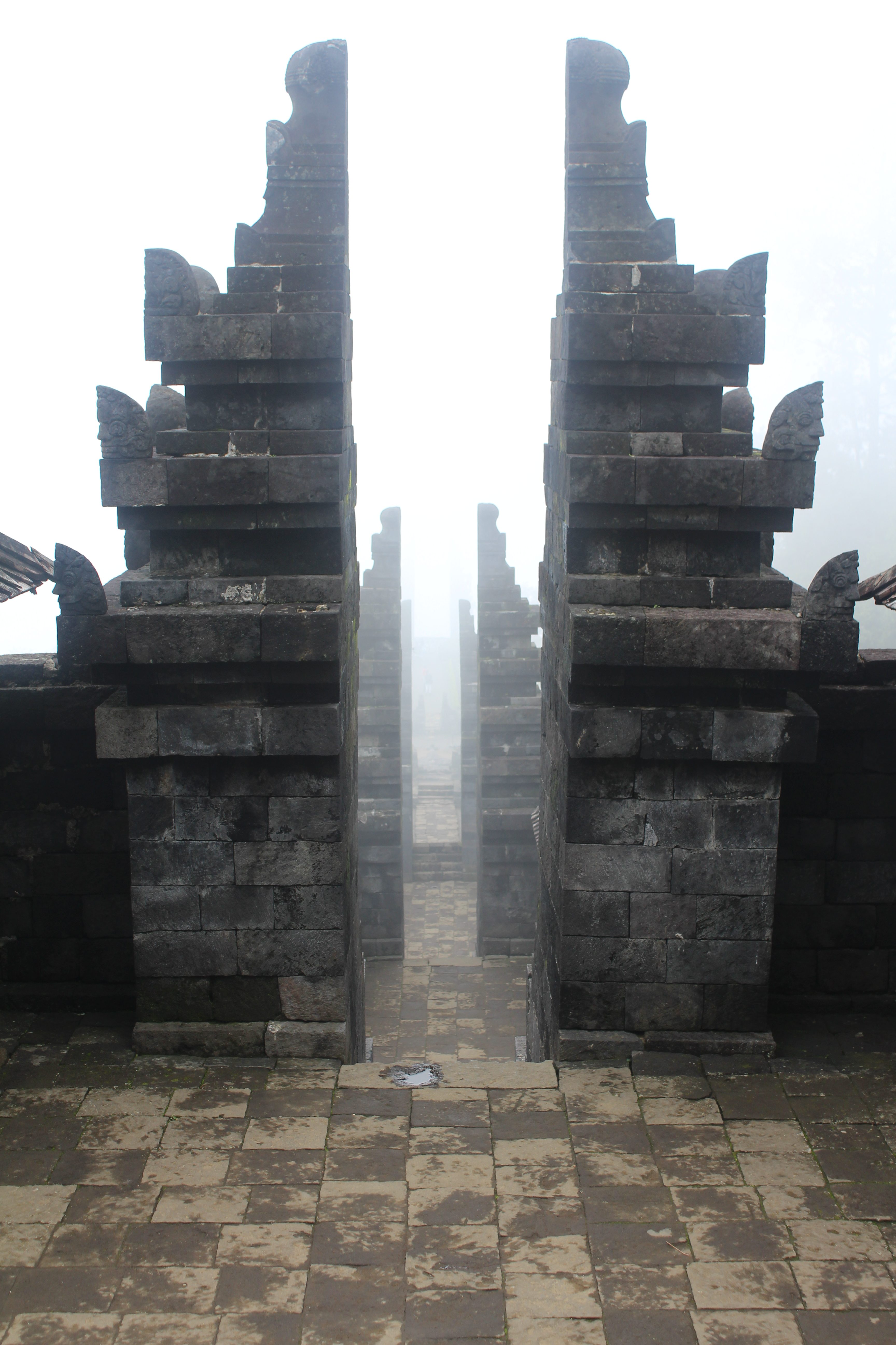 Series of split-gates in mist