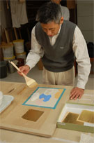 Mr. Wakiya Sukesaku demonstrates a gold leaf application technique